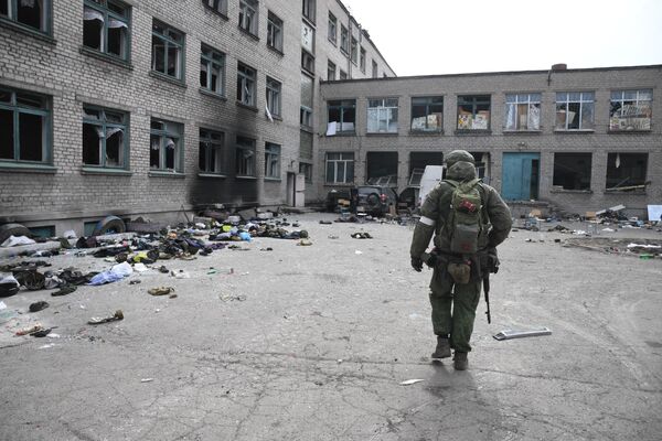 頓涅茨克共和國人民警察部隊戰士在一學校內巡邏。 - 俄羅斯衛星通訊社