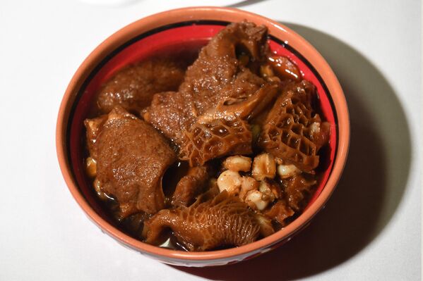 墨西哥传统牛胃汤(Menudo)是一道非常受欢迎的汤食,通常作为节日午餐准备。这对一些人来说可能有点奇怪。食材主要以牛胃为主。烹饪大约需要7个小时。 墨西哥传统牛胃汤(Menudo)是一道非常受欢迎的汤食,通常作为节日午餐准备。这对一些人来说可能有点奇怪。食材主要以牛胃为主。烹饪大约需要7个小时。 - 俄罗斯卫星通讯社