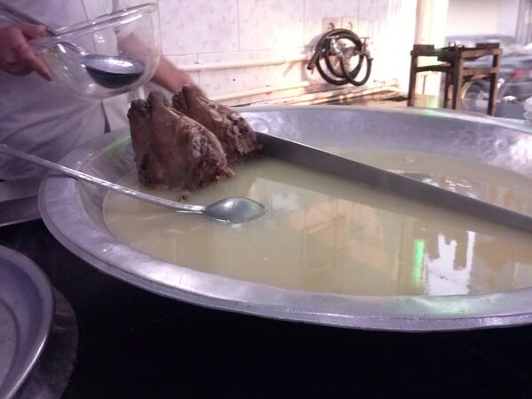 “哈什”汤。这道汤食有很多种种类。塞浦路斯人用羊头煮制,亚美尼亚用牛腿煮制,有时也会用羊头,在伊朗和阿塞拜疆会用羊头和蹄子制作,在伊拉克则会用羊胃和羊腿来煮汤。阿尔巴尼亚人增加了羊、猪或其他牲畜的头作为食材制作。这种汤品最适合在冬季食用。 “哈什”汤。这道汤食有很多种种类。塞浦路斯人用羊头煮制,亚美尼亚用牛腿煮制,有时也会用羊头,在伊朗和阿塞拜疆会用羊头和蹄子制作,在伊拉克则会用羊胃和羊腿来煮汤。阿尔巴尼亚人增加了羊、猪或其他牲畜的头作为食材制作。这种汤品最适合在冬季食用。 - 俄罗斯卫星通讯社