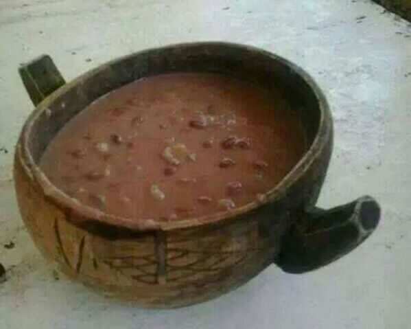 基布鲁(Kiburu)是生活在乞力马扎罗山脚下的查哥部落的特色汤食。它是由甜香蕉和豆类煮制而成。其中最奇怪的一味食材是大地之“土”。 基布鲁(Kiburu)是生活在乞力马扎罗山脚下的查哥部落的特色汤食。它是由甜香蕉和豆类煮制而成。其中最奇怪的一味食材是大地之“土”。 - 俄罗斯卫星通讯社