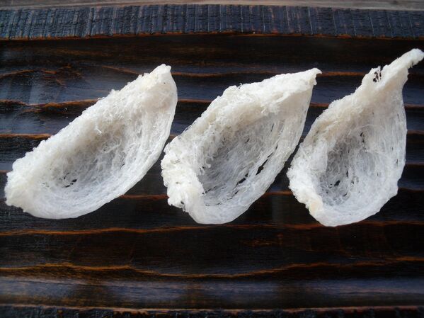 燕窝汤在中国一直被认为是美味佳肴,而且非常昂贵,只在一些高档餐厅提供。燕窝是由燕子筑窝使用的泥土、粪便和唾液组成,这些唾液在汤中成为胶质。 燕窝汤在中国一直被认为是美味佳肴,而且非常昂贵,只在一些高档餐厅提供。燕窝是由燕子筑窝使用的泥土、粪便和唾液组成,这些唾液在汤中成为胶质。 - 俄罗斯卫星通讯社