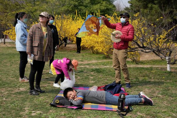 在北京公园里休息的一家人。 - 俄罗斯卫星通讯社