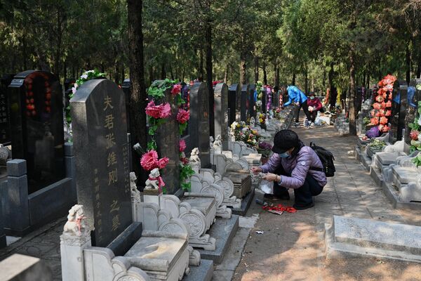在北京八宝山革命公墓扫墓的女子。 - 俄罗斯卫星通讯社
