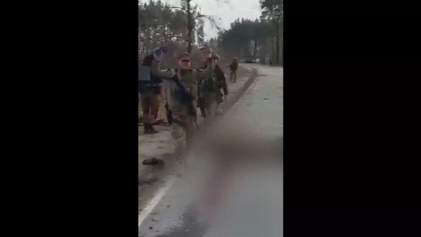 一张似乎描绘了乌克兰士兵杀害被俘军人画面的视频截图。 - 俄罗斯卫星通讯社