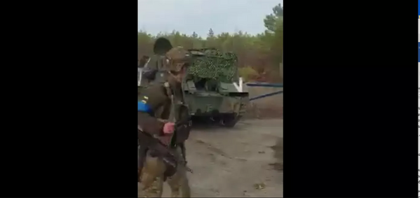 一張似乎描繪了烏克蘭士兵殺害被俘軍人畫面的視頻截圖。 - 俄羅斯衛星通訊社
