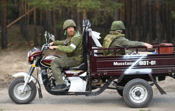 卢甘斯克人民共和国人民警察战士在北顿涅茨克市外围活动。 - 俄罗斯卫星通讯社