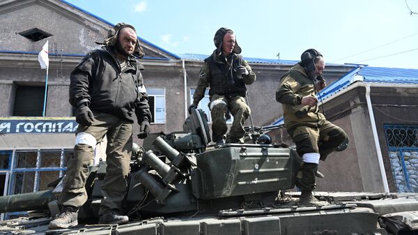 Танкисты Народной милиции ДНР у танка Т-72 на одной из улиц Мариуполя - 俄羅斯衛星通訊社
