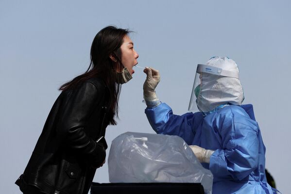 北京醫務工作者為市民核酸採樣。 - 俄羅斯衛星通訊社