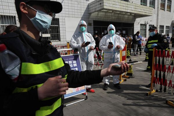 北京醫務工作者在核酸檢測點外檢查市民健康碼。 - 俄羅斯衛星通訊社