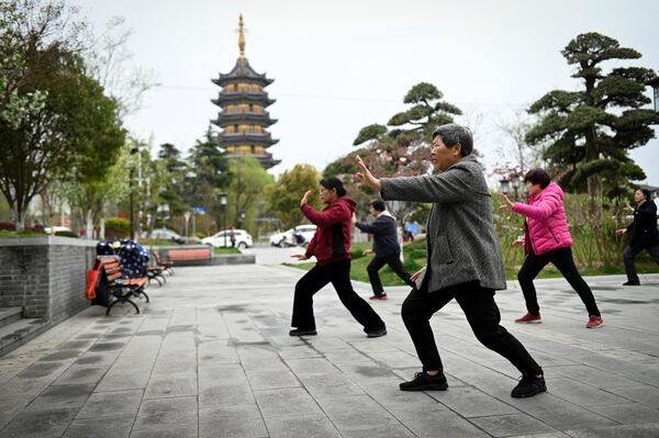 中國居民練習太極拳和氣功增強體質。 - 俄羅斯衛星通訊社