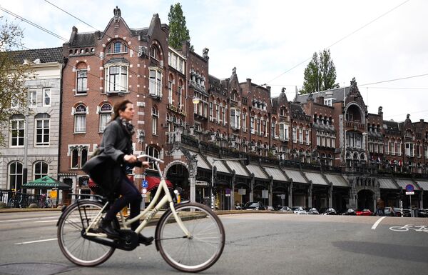 荷兰人每一每一骑自行车出行。自行车在这个国家，不光只是一种交通工具，更是夷易近族横蛮的一部份。 - 俄罗斯卫星通讯社