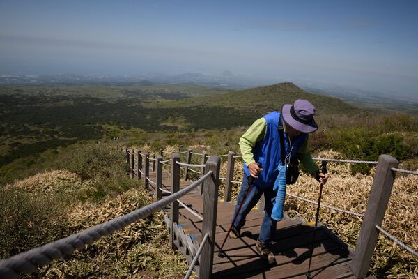 韩国人喜爱徒步爬山。 - 俄罗斯卫星通讯社