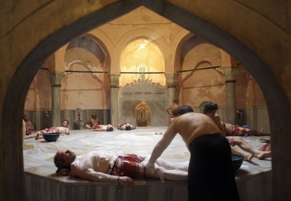 土耳其人溺爱浴室。土耳其洗浴有助人体的血液循环，减速体内氧化历程。 - 俄罗斯卫星通讯社