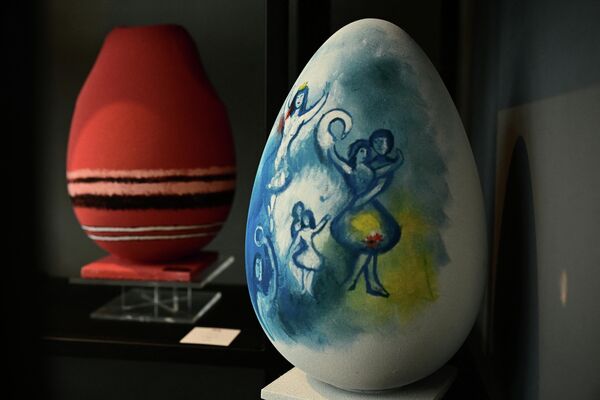 復活節巧克力蛋，創作靈感來自馬克·夏加爾1928年的作品《舞蹈》（右）和香奈兒1924年的作品《藍色列車》。 - 俄羅斯衛星通訊社