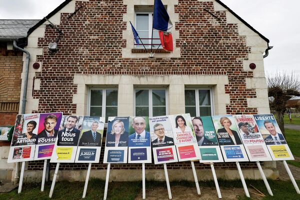 2022年4月6日，法國阿皮利市政廳附近的公告板上看到的法國總統選舉候選人的官方競選海報。 - 俄羅斯衛星通訊社
