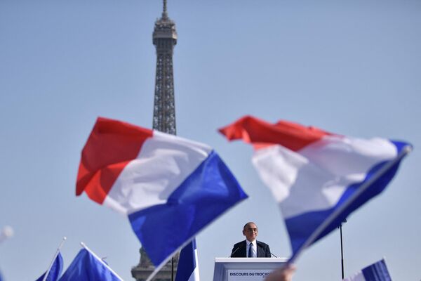 極右翼政黨主席、總統候選人澤穆爾在巴黎特羅卡德羅廣場舉行的競選集會上發表講話。 - 俄羅斯衛星通訊社
