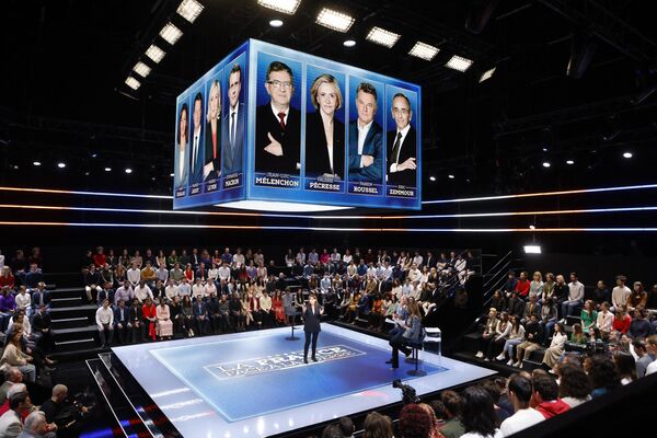 法國社會黨總統候選人、現任巴黎市長伊達爾戈。 - 俄羅斯衛星通訊社