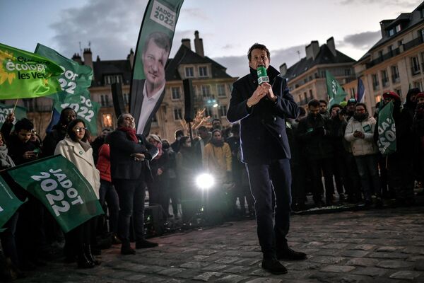 法國綠黨總統候選人雅尼克·賈多在魯昂大教堂廣場舉行的競選集會上發表講話。 - 俄羅斯衛星通訊社