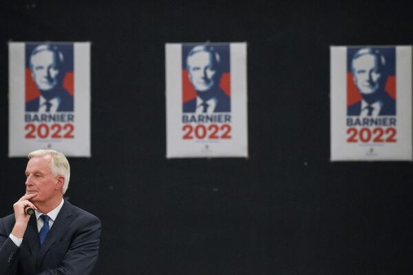 2021年11月4日，法國共和黨總統候選人米歇爾·巴尼耶在法國西部蒙特勒伊-茹訥的公開集會上聆聽武裝分子的講話。 - 俄羅斯衛星通訊社