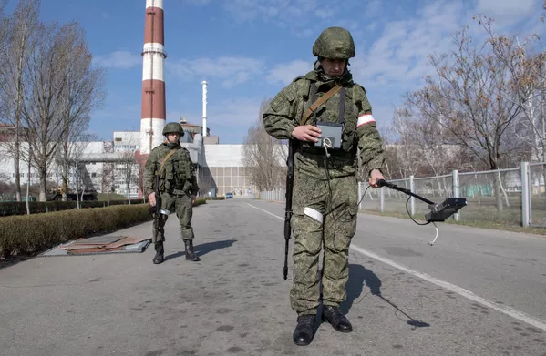 俄羅斯武裝部隊的士兵正在扎波羅熱核電站裡測量輻射水平。 - 俄羅斯衛星通訊社