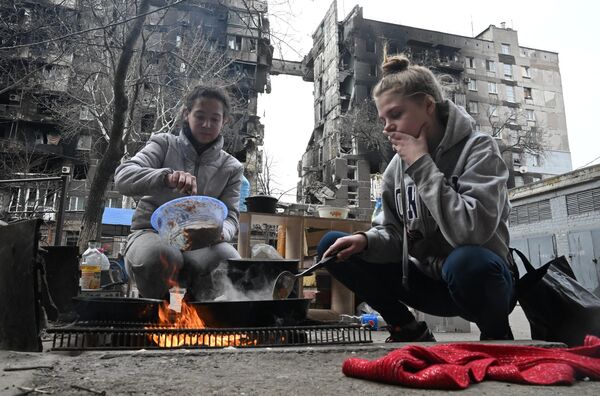 马里乌波尔市居民在院中生火做饭。 - 俄罗斯卫星通讯社