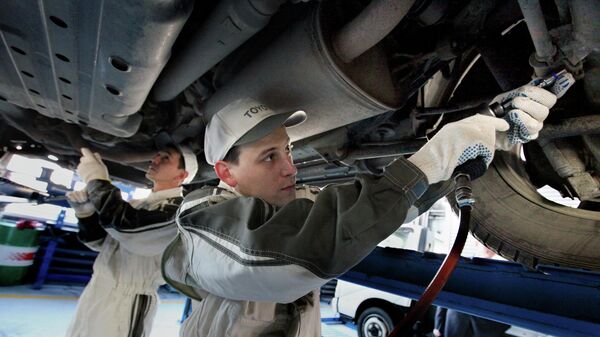 機械師在符拉迪沃斯托克的豐田服務中心修理汽車懸架。 - 俄羅斯衛星通訊社