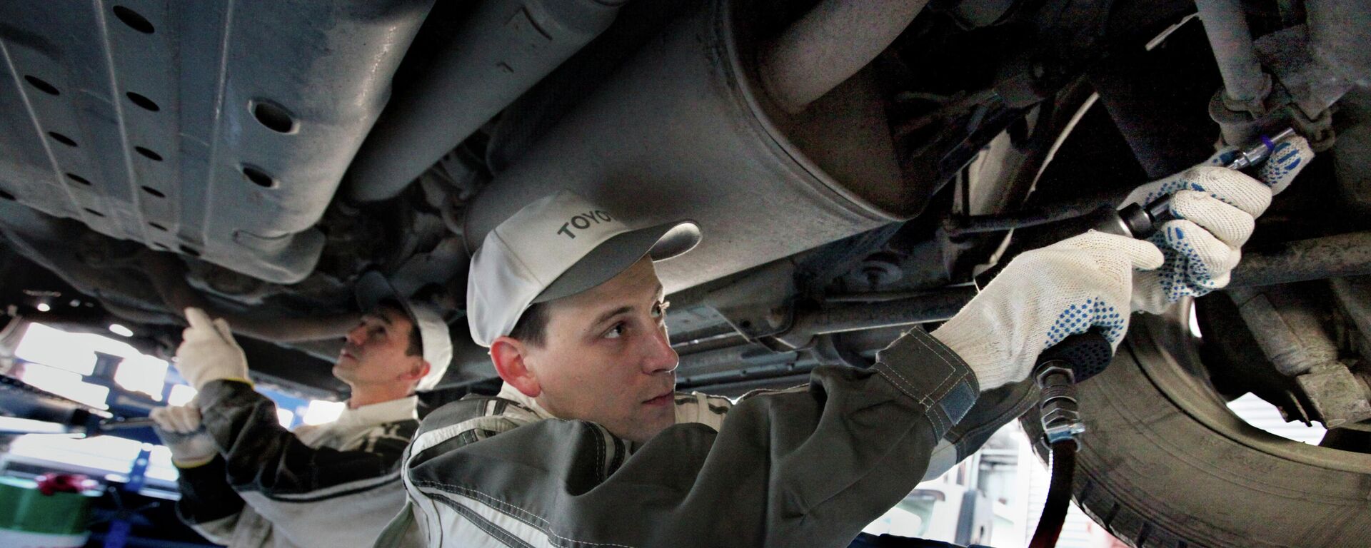 機械師在符拉迪沃斯托克的豐田服務中心修理汽車懸架。 - 俄羅斯衛星通訊社, 1920, 11.04.2022