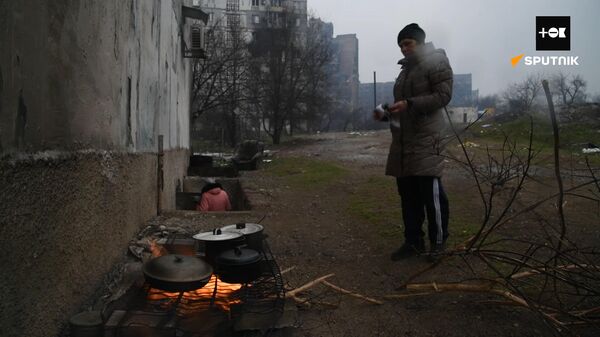 “乌军方发射的坦克导弹击中了我们的公寓。”乌克兰炮击后的马里乌波尔 - 俄罗斯卫星通讯社