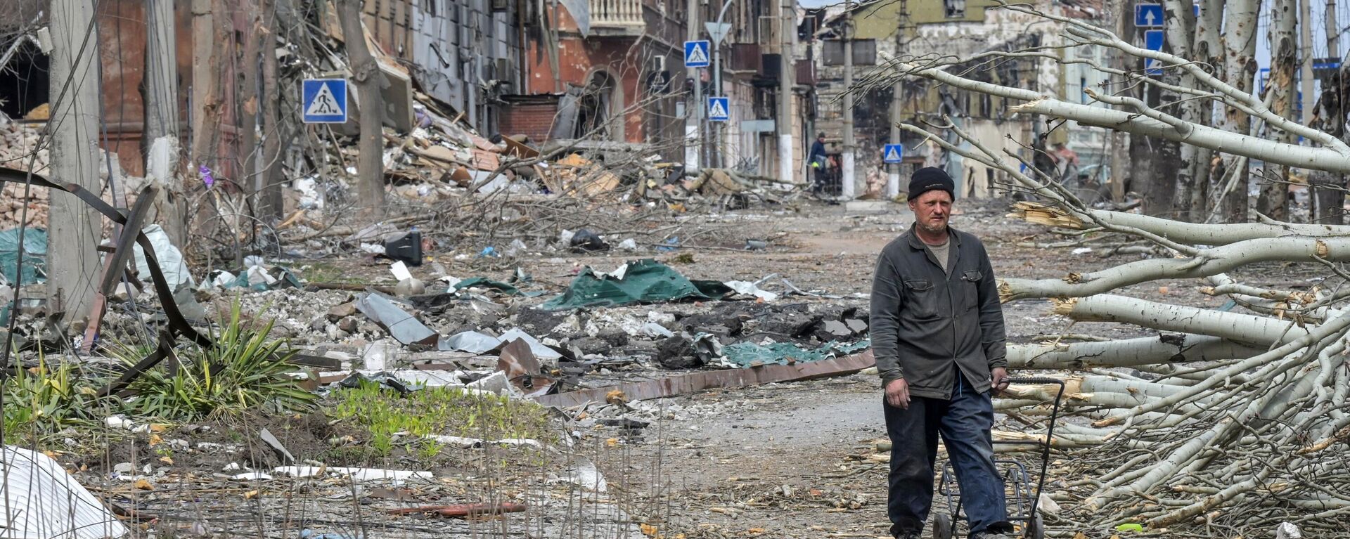 马里乌波尔居民走在街上被毁坏的建筑物附近。 - 俄罗斯卫星通讯社, 1920, 11.04.2022