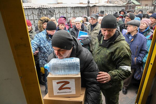 馬里烏波爾居民在市中心排隊領取人道主義救援物資。 - 俄羅斯衛星通訊社