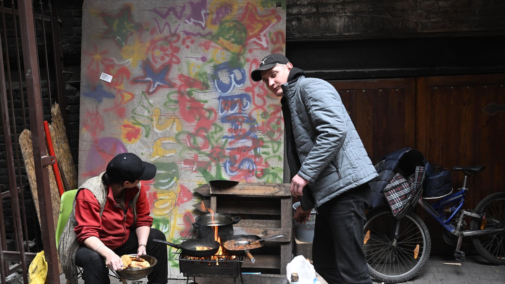 Жители Мариуполя готовят еду во дворе дома - 俄羅斯衛星通訊社, 1920, 06.05.2022