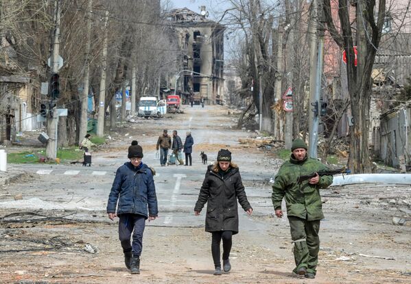 馬里烏波爾居民走在街道上。 - 俄羅斯衛星通訊社
