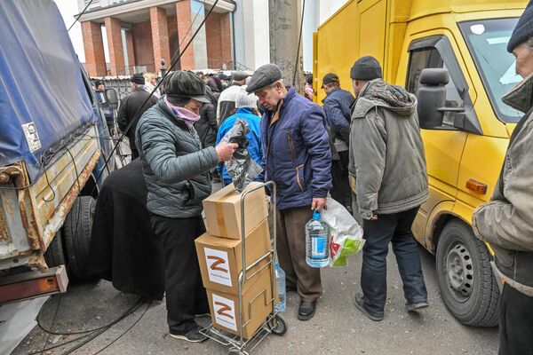 馬里烏波爾居民在領到人道主義救援物資後。 - 俄羅斯衛星通訊社