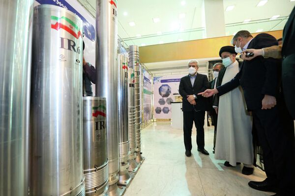 伊朗總統萊希（右二）在伊朗原子能組織主席伊斯拉米（右）的陪同下，出席在德黑蘭舉行的國家核技術日的活動。 - 俄羅斯衛星通訊社