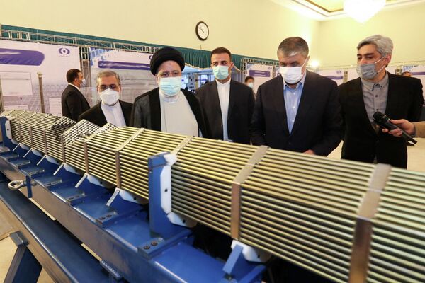 伊朗總統萊希（左二）在伊朗原子能組織主席伊斯拉米（右二）的陪同下，出席在德黑蘭舉行的國家核技術日的活動。 - 俄羅斯衛星通訊社