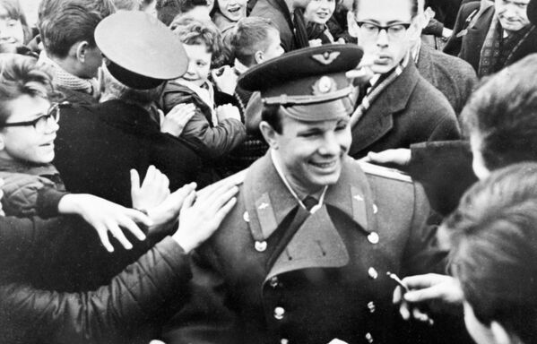 苏联宇航员、苏联英雄加加林在挪威。加加林在卑尔根市一所中学的学生们中间。 - 俄罗斯卫星通讯社