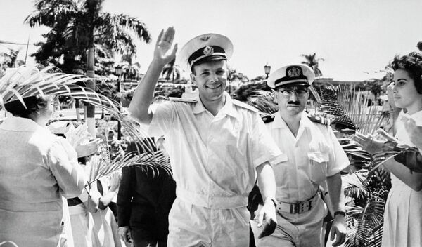 应古巴共和国部长会议主席菲德尔·卡斯特罗的邀请，苏联宇航员、苏联英雄加加林访问古巴。“太空第一人”加加林向哈瓦那市民致意。 - 俄罗斯卫星通讯社