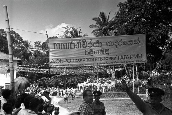 蘇聯宇航員、蘇聯英雄加加林應斯里蘭卡政府的邀請，在一群蘇聯公民和妻子瓦蓮京娜的陪同下前往斯里蘭卡。這些寫著僧伽羅語和俄語的海報裝飾了該國的所有道路。 - 俄羅斯衛星通訊社