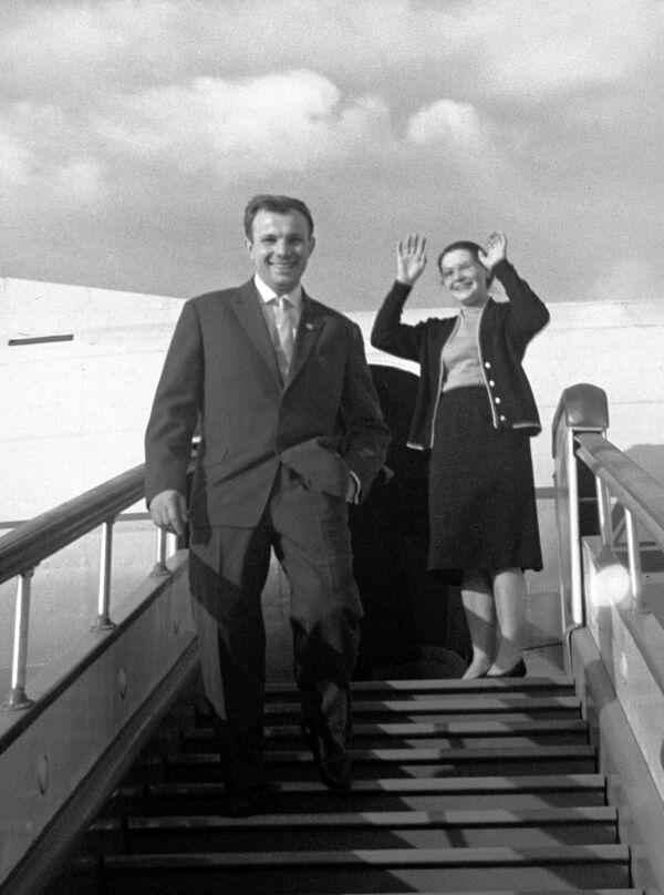 苏联宇航员、苏联英雄加加林在完成传奇的太空飞行后抵达索契休息。加加林（左）和妻子瓦莲京娜在索契机场走下飞机舷梯。 - 俄罗斯卫星通讯社