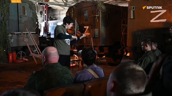 小提琴家伦德斯特列姆在顿涅茨克为特别行动的战士们演奏 - 俄罗斯卫星通讯社
