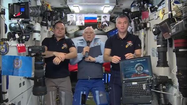 俄宇航员在国际空间站向俄罗斯民众祝贺宇航节 - 俄罗斯卫星通讯社