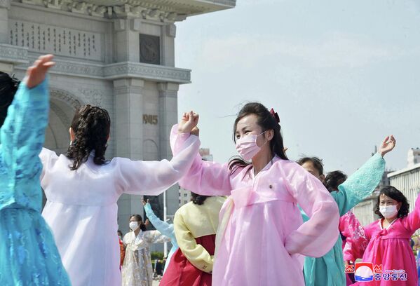 在庆祝活动中载歌载舞的朝鲜民众。 - 俄罗斯卫星通讯社