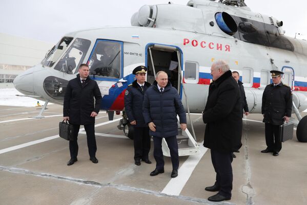 4月12日，俄罗斯总统普京和白俄罗斯总统卢卡申科（右二）参观东方航天发射场。 - 俄罗斯卫星通讯社