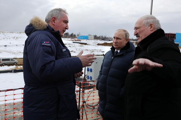 4月12日，俄罗斯总统普京和白俄罗斯总统卢卡申科（右）在东方航天发射场视察“安加拉”火箭发射场施工现场。左为俄罗斯国家航天集团总裁德米特里·罗戈津。 - 俄罗斯卫星通讯社