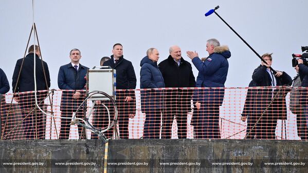 俄罗斯总统普京和白俄罗斯总统卢卡申科参观东方航天发射场。 - 俄罗斯卫星通讯社