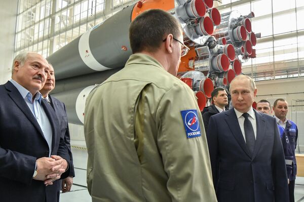 4月12日，俄罗斯总统普京在运载火箭装配车间会见东方航天发射场的工人们。左为白俄罗斯总统卢卡申科。 - 俄罗斯卫星通讯社