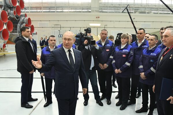 4月12日，俄罗斯总统普京在运载火箭装配车间会见东方航天发射场的工人们。左为白俄罗斯总统卢卡申科。 - 俄罗斯卫星通讯社