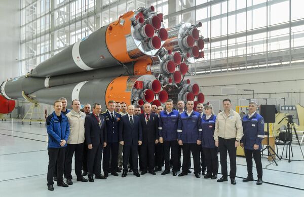 14月12日，俄罗斯总统普京在运载火箭装配车间与东方航天发射场的工人们亲切合影留念。 - 俄罗斯卫星通讯社
