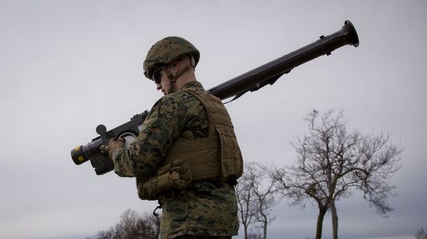 一名美國海軍陸戰隊員攜帶毒刺地對空導彈發射器  - 俄羅斯衛星通訊社