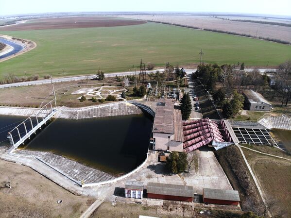 位於克里米亞詹科伊斯基區波別德諾耶鎮的北克里米亞水渠1號泵站（NS-1）。克里米亞回歸俄羅斯前，有85%的淡水通過該水渠輸送。2014年起，烏克蘭單方面停止向克里米亞提供淡水。俄羅斯黑海艦隊在特別軍事行動期間使用精確打擊武器，炸毀阻礙供水的赫爾松州水壩，克里米亞地區重新獲得淡水。 - 俄羅斯衛星通訊社